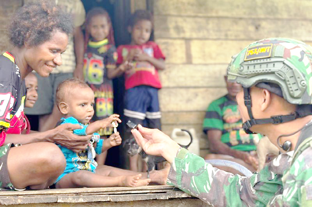 Satgas Yonif 753/AVT Masuk Kampung Mot, Warga Perbatasan RI-PNG Sambut Hangat