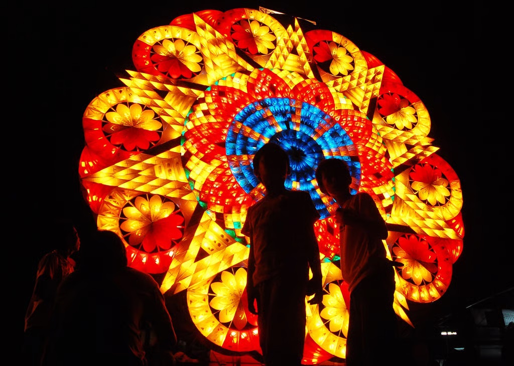 Lampion-lampion Raksasa Terangi Natal di Filipina