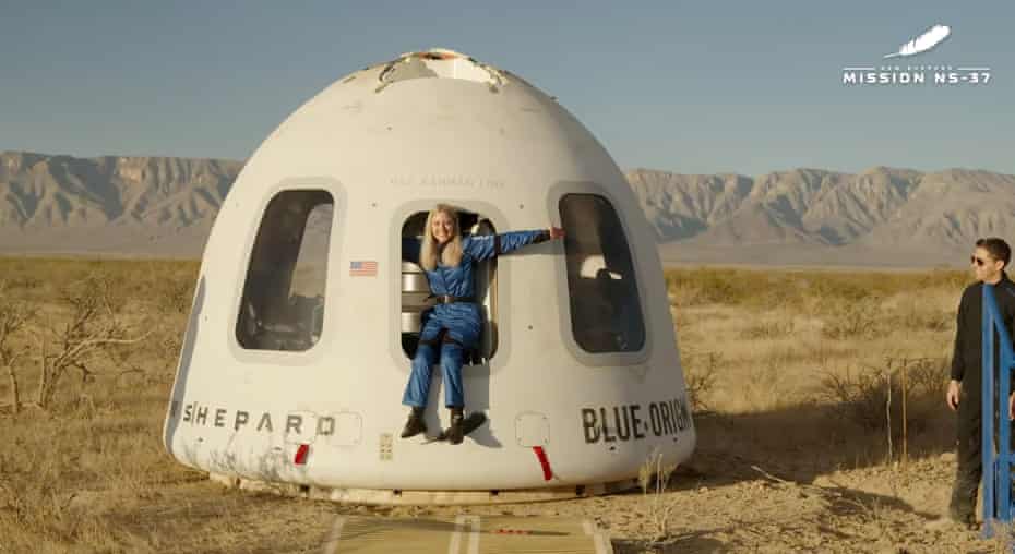 Astronot Pengguna Kursi Roda Pertama Mendarat dari Perjalanan ke Tepi Antariksa