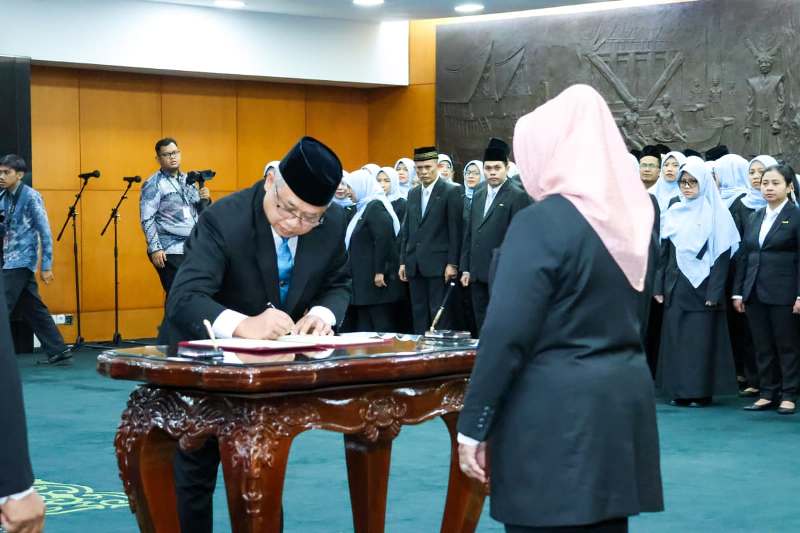 Setjen MPR RI Lantik Deputi Administrasi, Jabatan Fungsional, dan Anugerahkan Satyalencana Kepada 79 Pegawai