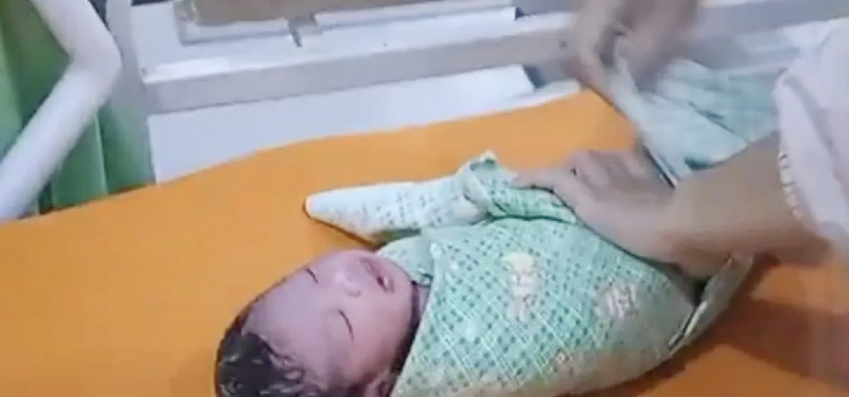 Dedikasi Dokter Afriza Bantu Persalinan Bayi Kembar Dalam Ambulans di Tengah Bencana Banjir Langkat