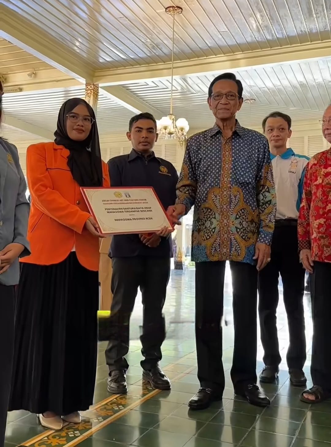 Sri Sultan Serahkan Bantuan Living Cost 6 Bulan bagi Mahasiswa Terdampak Bencana
