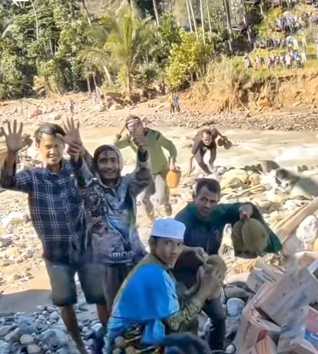 Menyentuh, Warga Terisolasi Gayo Hadiahi Heli Bantuan TNI Sepikul Durian