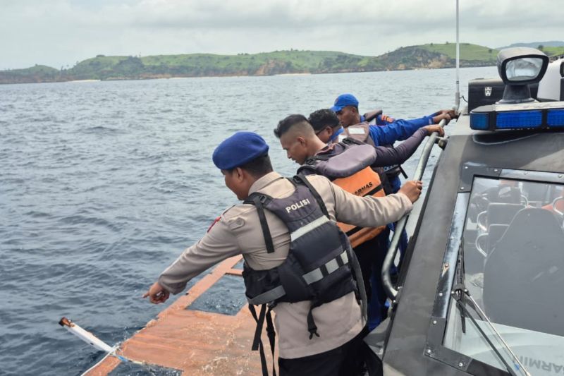 Tim SAR Temukan Serpihan Badan kapal Wisata Tenggelam di Labuan Bajo