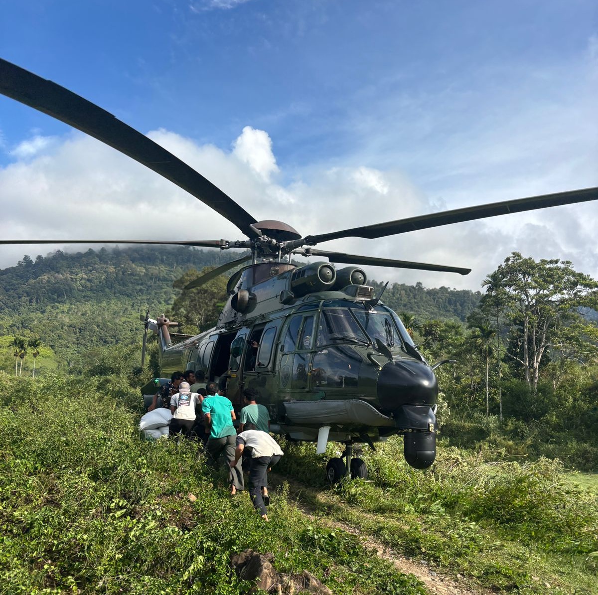 TNI-AU Kerahkan Heli Transportasi Taktis Jarak Jauh Caracal ke Titik Terisolasi Aceh Antar Ribuan Ton Beras 