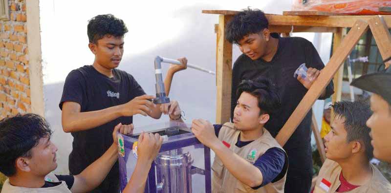 Sistem Ultrafiltrasi Diterapkan UNAND di Lokasi Bencana Banjir untuk Pulihkan Air Bersih 