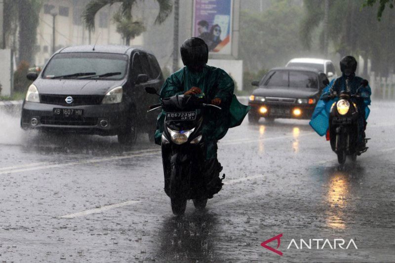 BMKG: Kota-kota Besar di Wilayah Indonesia Bakal Diguyur Hujan Ringan pada Selasa