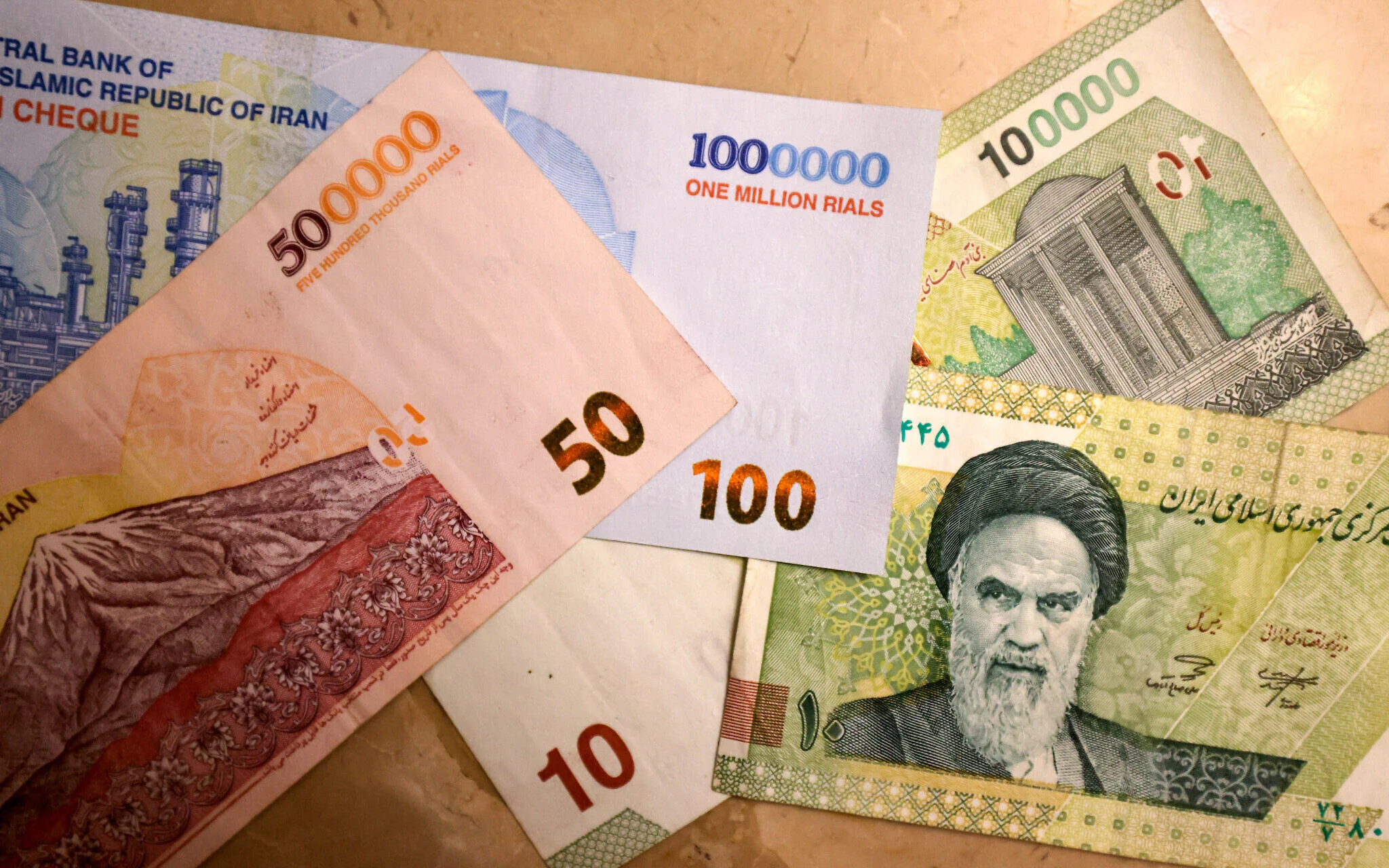 Nilai Tukar Rial Iran Anjlok, Teheran Dikepung Aksi Unjuk Rasa