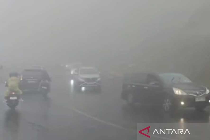 Kabut Tebal Dampak dari Cuaca Ekstrem Menyelimuti Jalur Utama di Kawasan Puncak