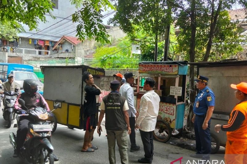 Delapan Gerobak PKL di atas saluran Air Jelambar Ditertibkan