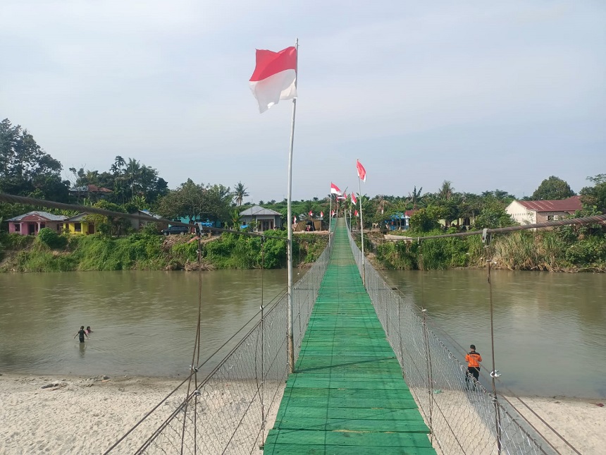 Prajurit TNI Rampungkan Renovasi Jembatan Gantung Garuda, Akses Desa Bandar Kuala Kembali Pulih