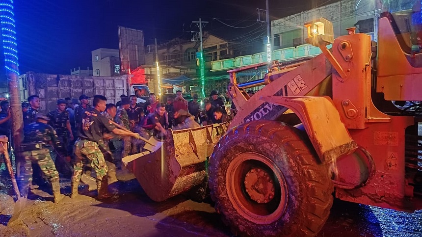 Hingga Larut Malam, Prajurit TNI Lanjutkan Pembersihan Pasar Aceh Tamiang