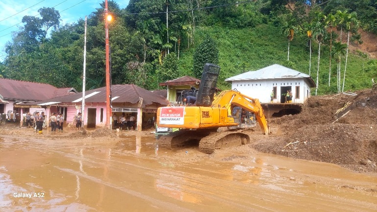 Percepat Pemulihan Bencana, Polri Kerahkan Alat Berat ke Aceh, Sumbar, dan Sumut