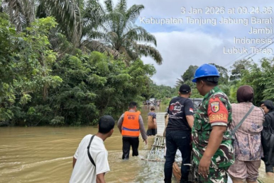 Ruas Jalan Lintas Timur Sumatera Terendam Dampak dari Banjir di Tanjabbar Jambi