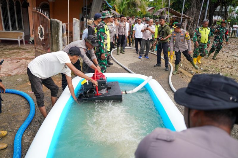 Kantor Staf Presiden Beri Pompa Apung untuk Bersihkan Rumah Terdampak Banjir di Aceh