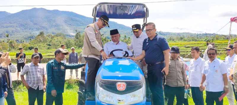 Pemprov Sumbar Beri Bantuan Traktor untuk Kelompok Tani Nagari Koto Gadang Guguak