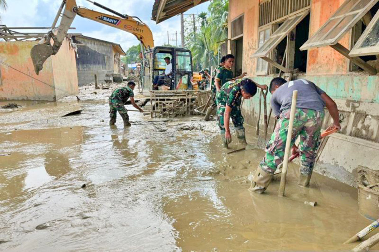 TNI AD Bersihkan Sekolah yang Terkena Banjir Bandang di Aceh Tamiang