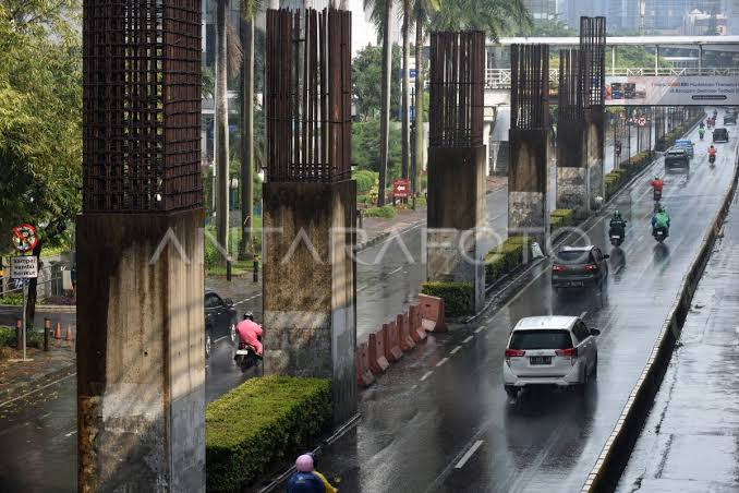 Gubernur Pramono Pastikan Pembongkaran Tiang Monorel Tanpa Ganggu Lalu Lintas