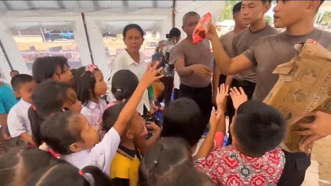 Brimob Polda Sumut Bersama Dinas Pendidikan Tapanuli Tengah Salurkan Bantuan Perlengkapan Sekolah ke Sekolah Darurat