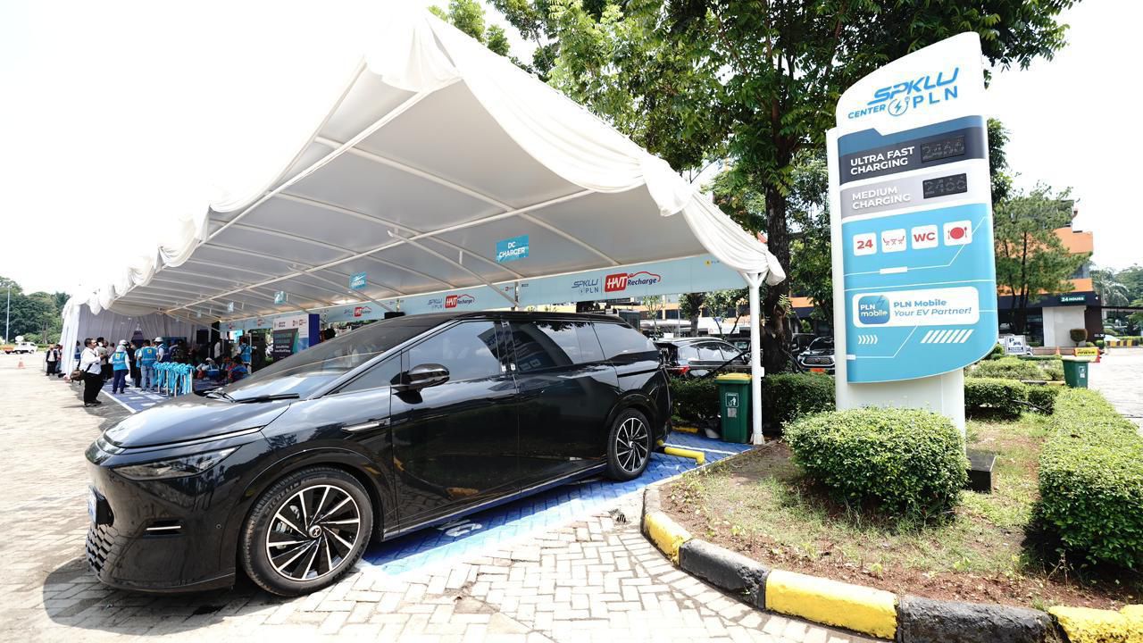 PLN UID Jakarta Raya Perkuat Ekosistem Kendaraan Listrik Lewat Kolaborasi Pengembangan SPKLU Center
