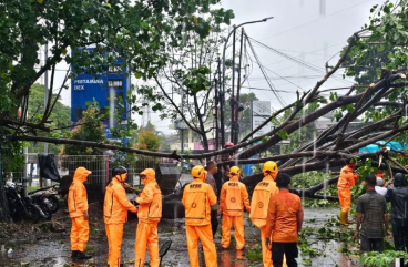 Hujan dan Angin Kencang Terjang Makassar-Maros