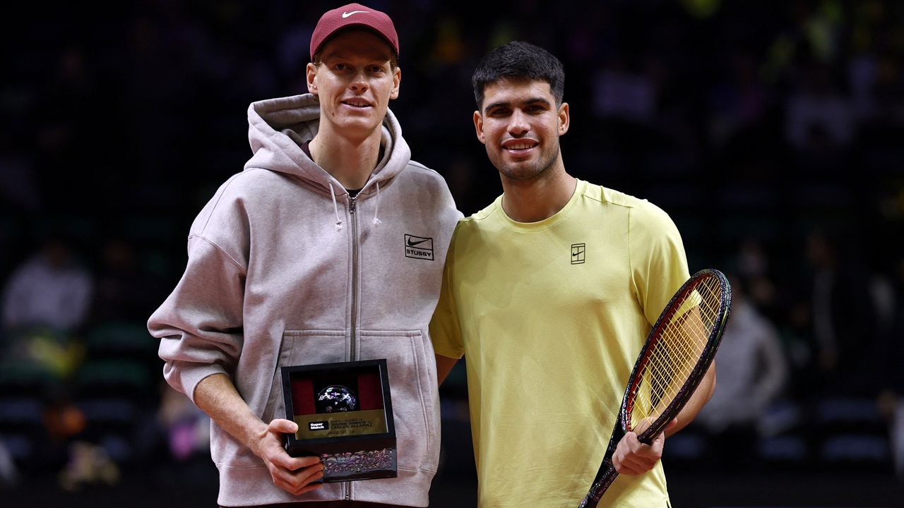 Alcaraz Menang atas Sinner di Laga Ekshibisi Jelang Australia Open