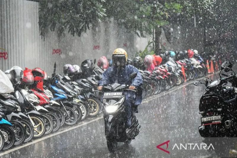BMKG: Jakarta Sebagian Hujan Ringan Mulai Minggu Siang hingga Malam