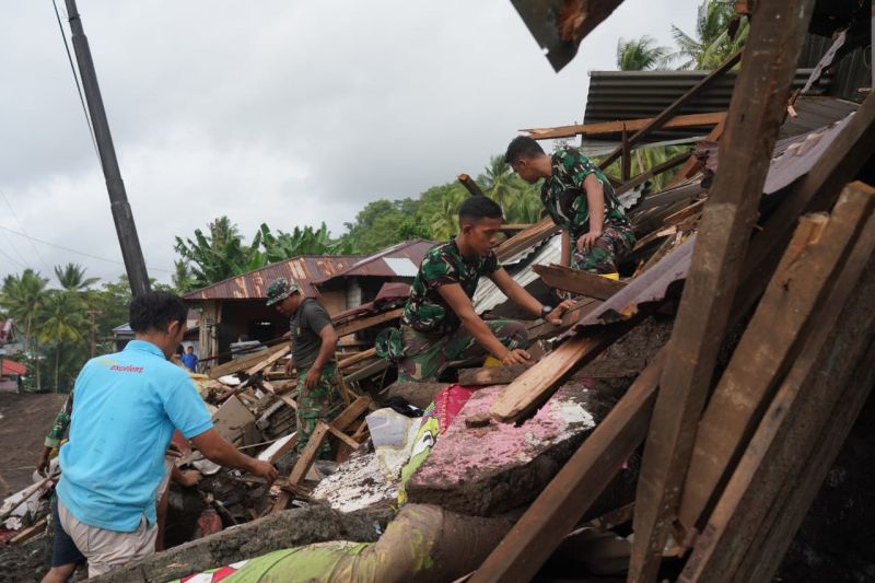 Pascabanjir Bandang, Prajurit Kodam XIII/Merdeka Turun Langsung Bantu Warga Pulau Siau