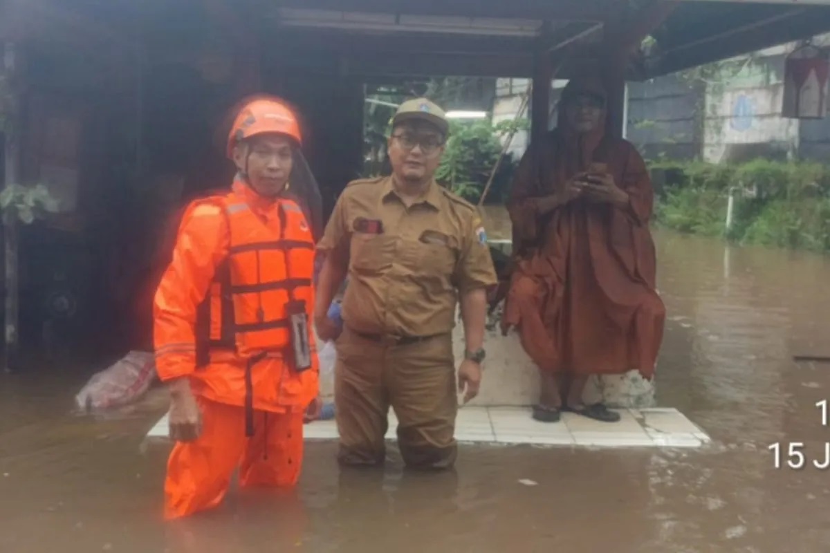 Kali Krukut Meluap, Ketinggian Banjir di Jalan NIS Cilandak Timur Hampir 1 Meter 