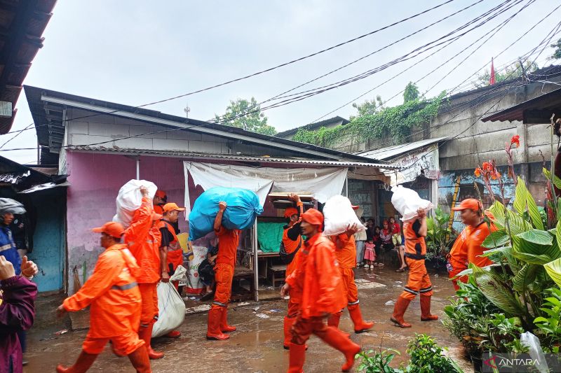Hari Ini Harus Tuntas, Ratusan Aparat Gabungan Bantu Relokasi Warga TPU Kebon Nanas ke Rusunawa
