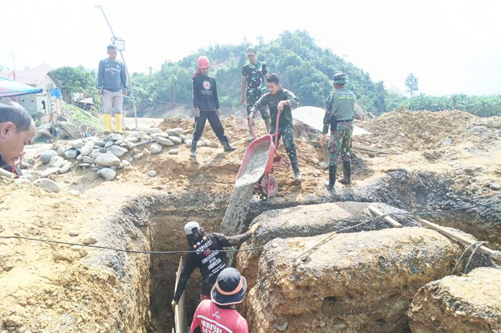 TNI AD Bangun Jembatan Gantung di Desa Lubuk Sidup Aceh Tamiang