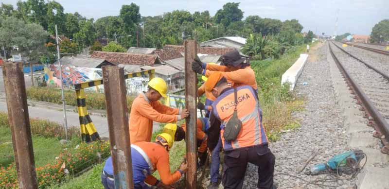 Berisiko Tinggi Terjadi Kecelakaan, KAI Daop 7 Madiun Tutup Pelintasan Liar di Nganjuk