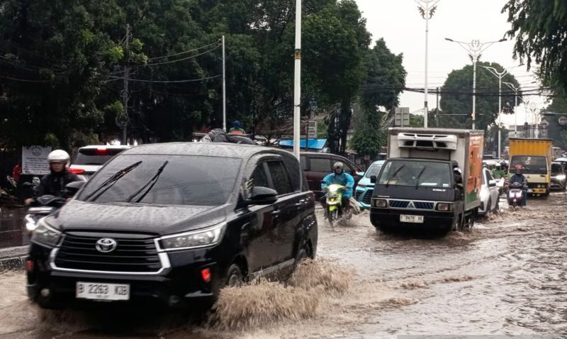 Jalan Raya Bogor, Jakarta Timur Macet Panjang akibat Genangan Air 