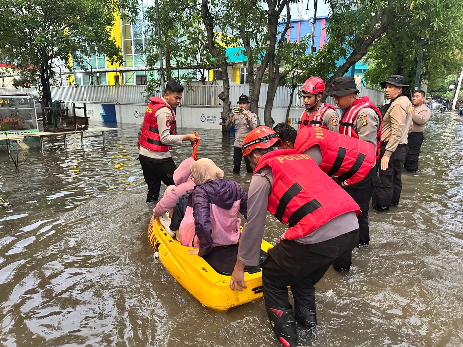 Personel SAR Detasemen Perintis Terjun Langsung Tolong Korban Banjir di Cilincing