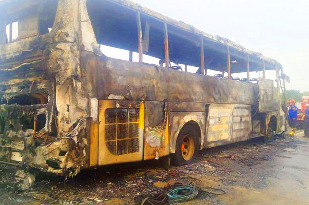 Petugas Damkar Padamkan Bus Terbakar di Tol Lampung Selatan