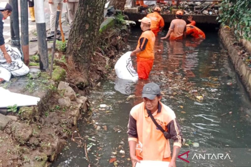 50 Personel Gabungan Bersihkan Saluran PHB Kalijodo Ciracas guna Cegah Banjir