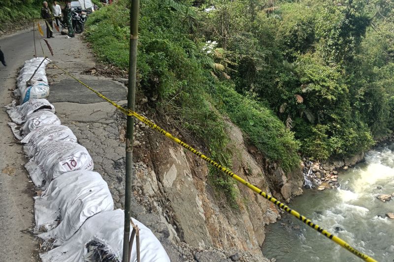 Bupati Pasaman Barat Sebut Jalan Provinsi Menuju Talu Sangat Rawan Longsor