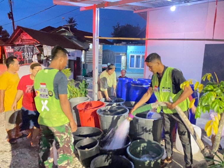 Prajurit TNI Salurkan Bantuan Air Bersih untuk Warga Terdampak Banjir di Kota Padang