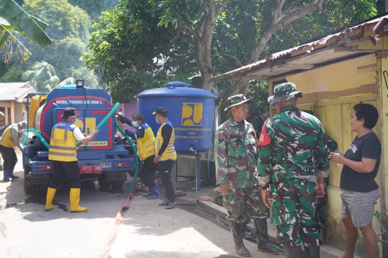 Peduli Warga Terdampak Bencana, TNI dan Kementerian PU Salurkan Air Bersih di Pulau Siau