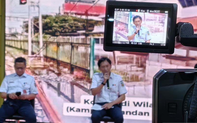 82 Perjalanan KA Dibatalkan dan 76 Terlambat akibat Tanggul Jebol dan Air Pasang 