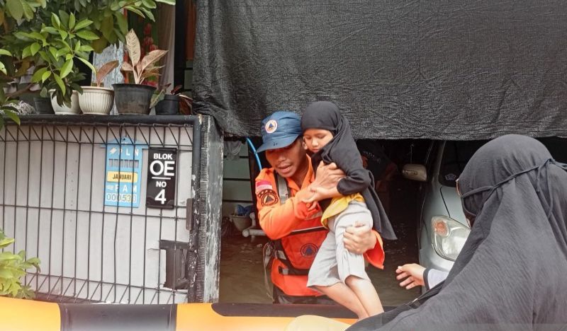 Hujan Deras Disertai Angin Kencang, Banjir Landa Kota Bekasi 