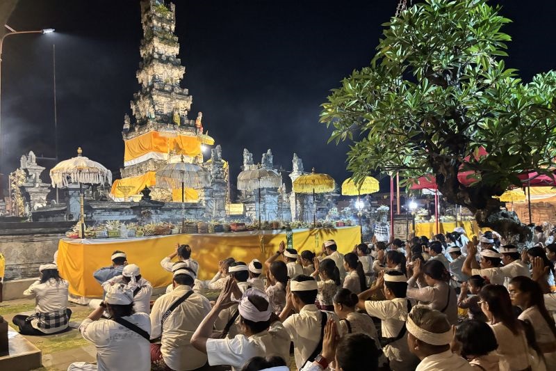 Tradisi Siwaratri, Umat Hindu Laksanakan Mekemit di Pura Jagatnatha