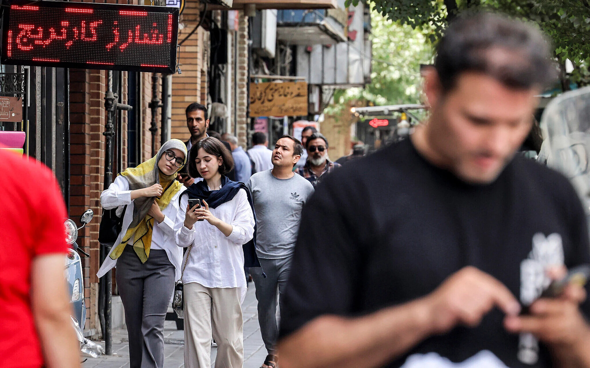 Warga Iran Kembali Terhubung, Akses Internet Kembali Aktif