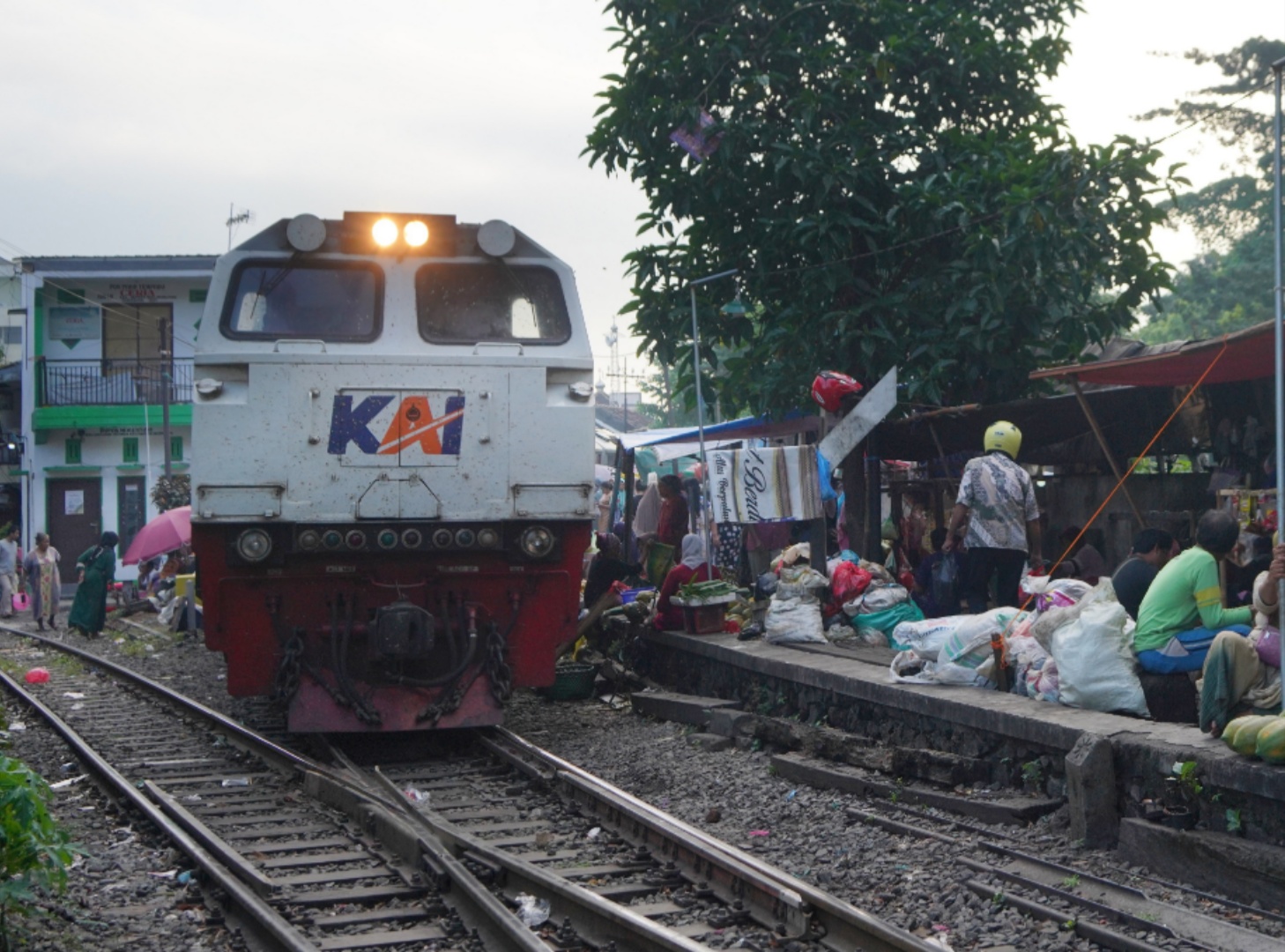 Banjir Pekalongan: 3.789 Penumpang Kereta Tujuan Jakarta dan Semarang Batalkan Perjalanan dari Wilayah KAI Daop 8 Surabaya