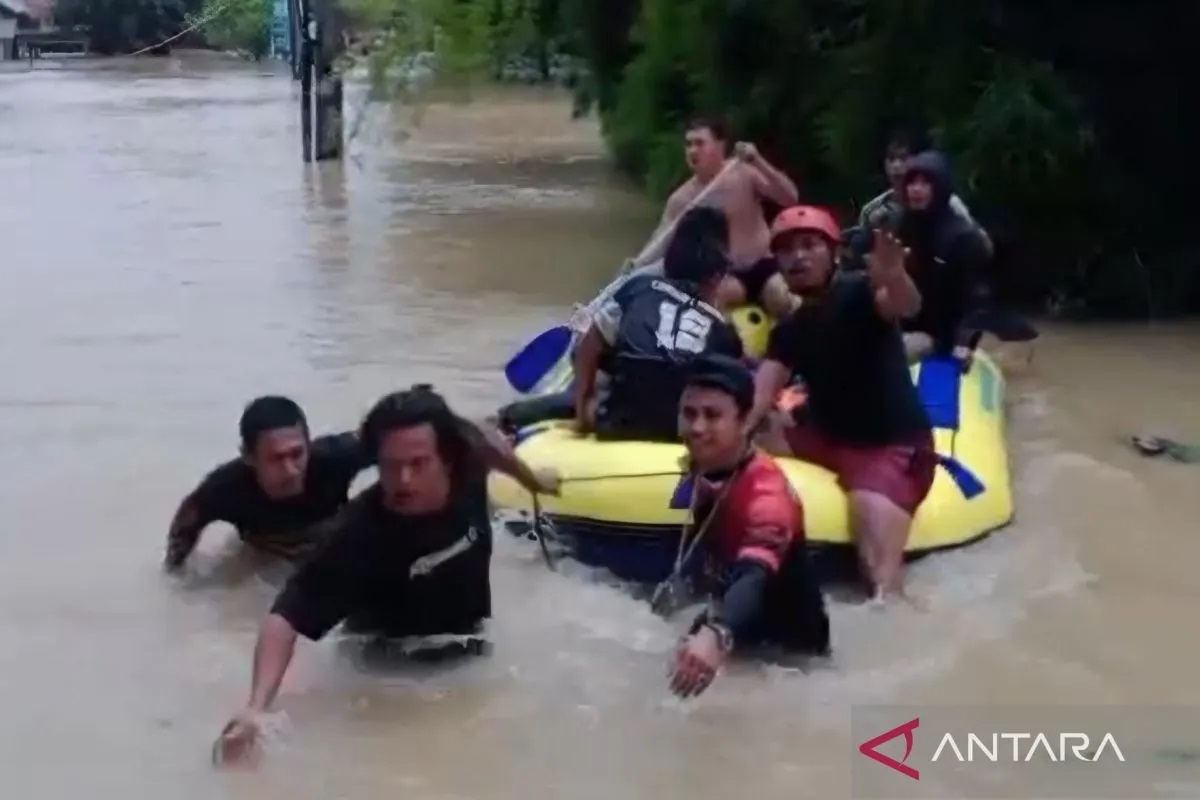 Remaja Bekasi Tewas Tenggelam di Lapangan Sepak Bola yang Terendam Banjir Setinggi 2 Meter   