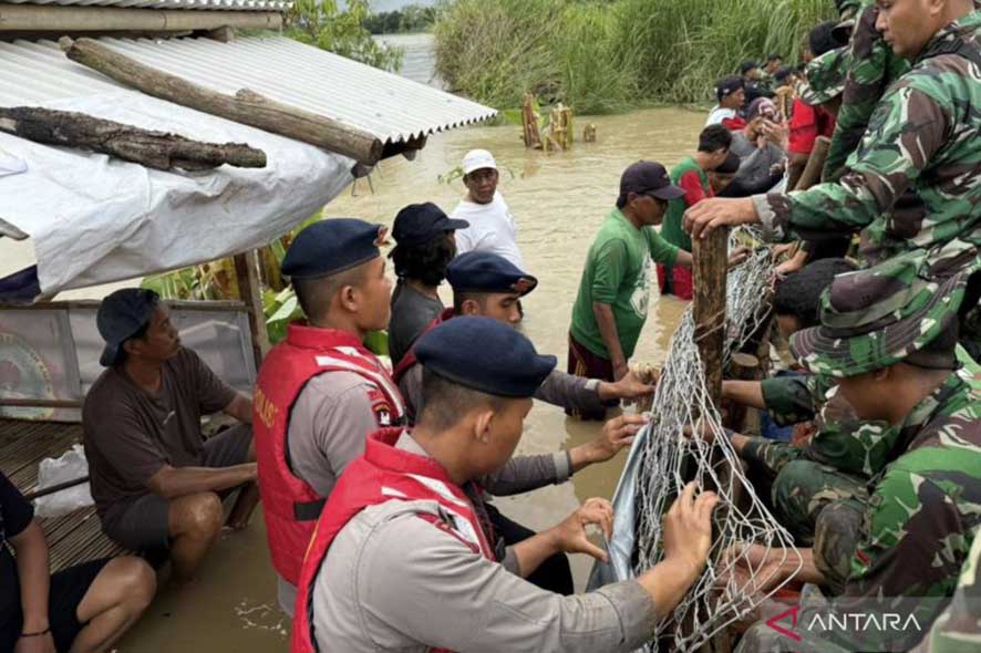Perbaikan Tanggul yang Jebol di Muara Gembong oleh Tim SAR Batalyon D Pelopor