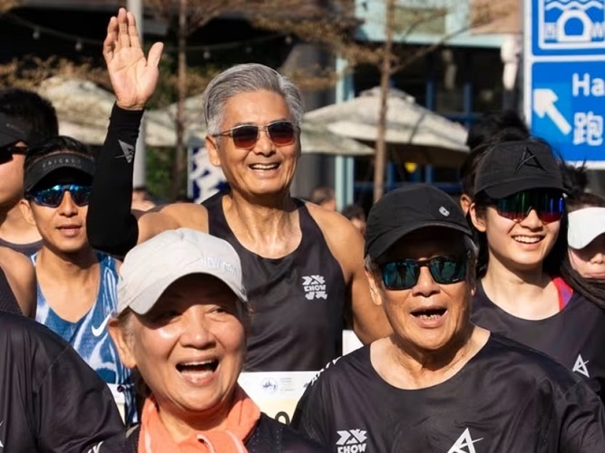 Tua-tua Keladi! Aktor Senior Chow Yun Fat Selesaikan Maraton Hong Kong dengan Iringan Lagu Tema “God Of Gamblers”