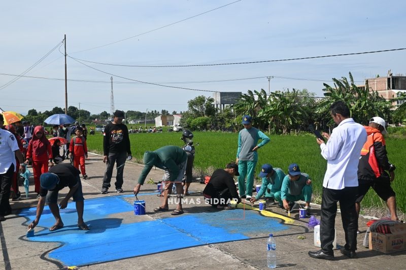 Kreatif, Ribuan Pelajar Sidrap Hiasi Jalan Beton 3 Km