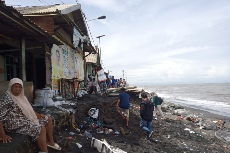 Gelombang Pasang Setinggi 3 Meter Rusak 18 Rumah Nelayan di Kampung Bugis Mataram