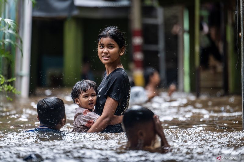 Gubernur DKI: Banjir Jakarta Bukan Hanya karena Cuaca Ekstrem, Perilaku Buang Sampah Sembarangan Penyebab Banjir.
